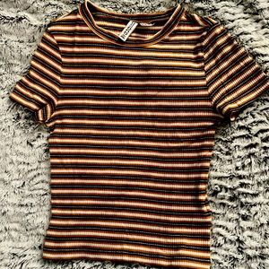 It’s a crop top.Size:XS still in a good condition.